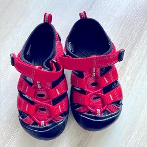 Keen Newport H2 kids size 7 toddler. near new condition. Red,black